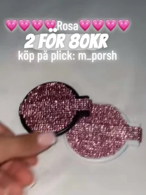 Rund rosa glittrig sminkspegel - En rund sminkspegel med rosa glittrig framsida. Spegeln har en kompakt design och är perfekt att ha i väskan. Om du vill se videos på den kolla tiktok: m_porsh0 2 för 80kr av vilka två färger du vill ha! 💗 annars 1 för 50kr 