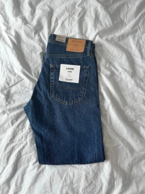 JJChris Blue denim - W32/L32 - Mörkblå JJChris med klassisk femficksdesign och raka ben. Jeansen har en avslappnad passform och är tillverkade i robust denim. Perfekta för dig som gillar en chill och tidlös look.