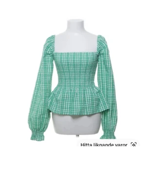 Grön rutig blus💚💚 - Jättesöt blus ifrån envii, endast använd två gånger och har inga defekter!! Köpt på sellpy men säljer den då jag inte använder den så mycket💚💚💚Den är i Xs men är väldigt stretchig så skulle säga att den även passar S/M