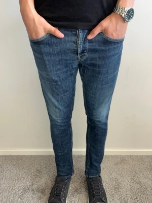 Dondup George Jeans - Tja, säljer dessa grymt feta dondup George Jeans i mycket fint skick med inga defekter! Mått längd 93, midja 39,5. Hör av  er vid fler frågor! (Billigare vid köp av Paket)😉