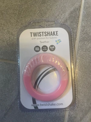 Rosa bitleksak från Twistshake - Säljer en rosa bitleksak från Twistshake, perfekt för små barn från 1 månad. Ringen är tillverkad i BPA-fri plast med mjuk topp och greppvänlig form. Levereras i originalförpackning och är enkel att hålla i för små händer.