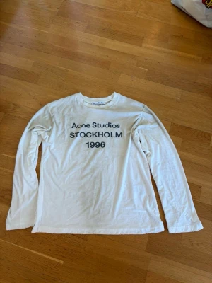  Acne Studios 1996 long sleeve  - säljer en skön acne studios longsleeve 1996 i färgen vit storlek xs men sitter mer som s använd ett fåtal gånger men är som ny