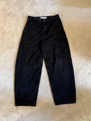 Baggy loose fit bershka jeans  - Säljer ett par Bershka jeans med baggy passform. Påminner om balloon pants. Kan stylas både stilrent eller street, så alltså perfekt för alla tillfällen. Midjemått och innerbenslängd finns på bilderna. Skriv vid fler frågor 💗