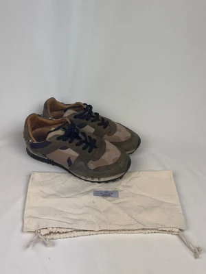 Valentino Sneakers - 🌸 INFO OM PLAGGET 🌸  ☑️ Märke: Valentino ☑️ Storlek: 43 ☑️ Färg: Camoflage/olivgrön ☑️ Skick: ⭐⭐⭐⭐  ✨ Detaljer: ☐ Inga hål ☐ Inga fläckar ☐ Alla Nitar Kvar ☐ Rökfritt hem ☐ Djurfritt hem  📏 Passform: ☑️ Normal   📦 Skickas snabbt. 💬 Skriv gärna om du vill ha fler bilder eller mått. 🤍 Paketrabatt vid köp av flera annonser. 🌟 Titta gärna på mina andra annonser!
