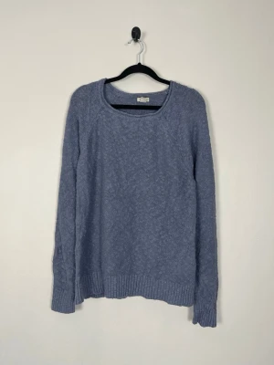 L.L.Bean Bomullströja M Ljuslila Stickad Crew Neck - • Storlek: M • Färg: Ljus lavendel • Passform: Regular Fit • Krage: Rund hals (Crew Neck) • Material: 100% bomull  Skick: Plagget är i väldigt fint skick. Eventuella anmärkningar anges alltid tydligt i  beskrivningen och visas på bilderna.   Nypris: Cirka 1 000 kr.  📦 Skickas snabbt och packas omsorgsfullt. 💬 Hör gärna av dig om du har frågor eller vill se fler bilder. 🤝 Samfrakt erbjuds vid köp av flera plagg – kika gärna in mina andra annonser!• Storlek: M • Färg: Ljus lavendel • Passform: Reg