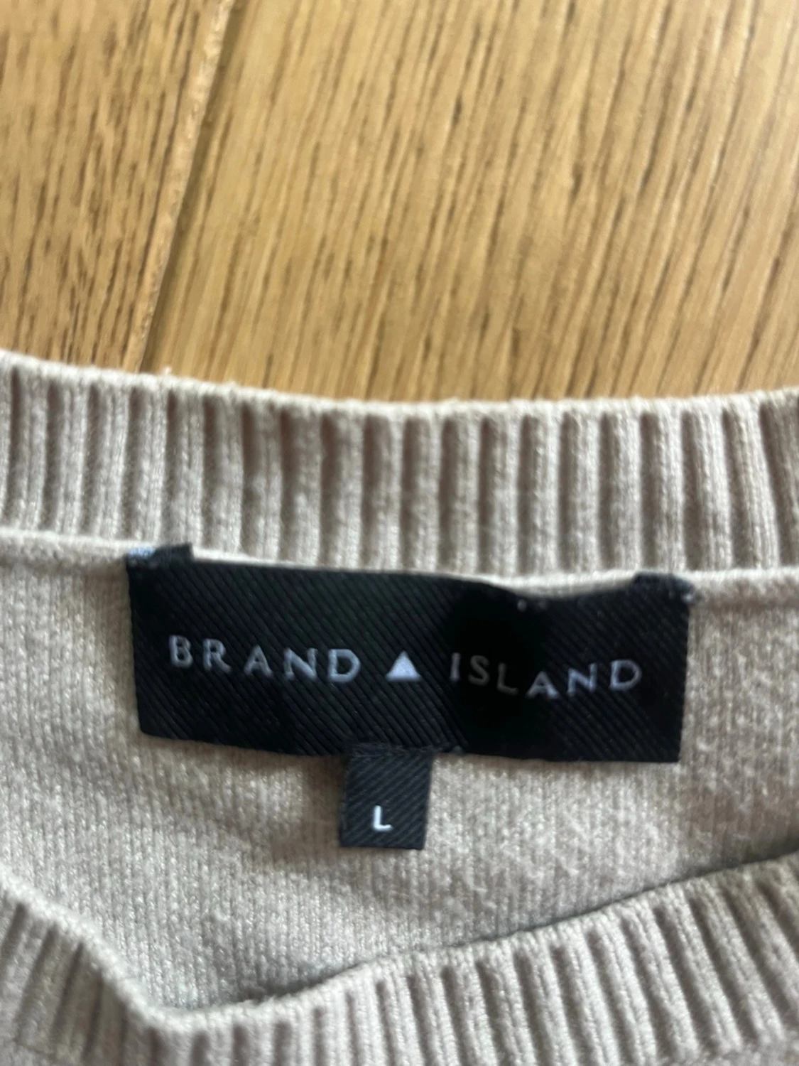 Beige tröja från Brand Island - 1