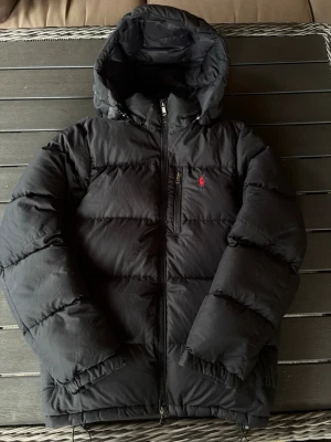 Ralph Lauren jacka - Säljer en snygg och varm dunjacka från polo Ralph lauren! Jackan är i mycket bra skick förutom ett litet snitt bredvid dragkedjan som jag har täckt med svart tejp för att matcha med jackan. Tejpen är knappt synlig när man har på jackan. Man kan spänna jackan så att den passar vem som helst! Om ni har några frågor så hör av er😊