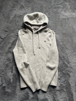 Morris Hoodie - merino ull - Säljer nu en fruktansvärt exklusiv Morris hoodie som kostar 2500kr ny. Jag fick tröjan i julklapp och har kvar kvittot och även alla taggar! Det är somsagt en 100% merino ull hoodie som ger en väldigt mysig och trygg känsla. Tyvärr är denna lite för liten för mig annars hade jag behållt den! - Storlek S - 100% merino - Beige Kom pm för mer info!