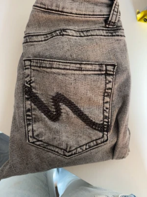 Stitch Jeans  -> Nelly  - Säljer nu mina grå stitch jeans från Nelly då dem ej kommer till användning. Byxorna är  Lågmidja och raka/bootcut. Dem är uppsydda några centimeter, passar nu mig som är 164cm. Enkla att sprätta upp om det önskas! 