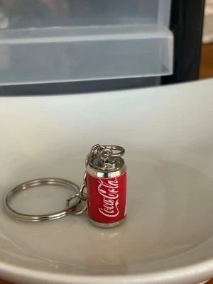 Nyckelring Coca-Cola burk ❤️ - Nyckelring som jag satt ihop själv💕