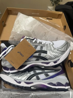 ASICS GEL KEYANO SILVER LILA VIT  - Snygga sneakers från ASICS i vitt mesh med silverfärgade och svarta detaljer samt lila inslag.