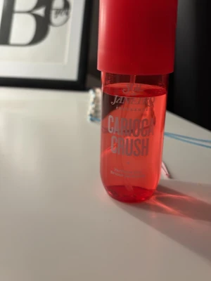 Sol de Janeiro Carioca Crush parfym - Fräsch parfym från Sol de Janeiro i doften Carioca Crush. Flaskan är cylinderformad och genomskinlig med en starkt rosa färg och matchande lock. Sprayfunktion för enkel applicering. Perfekt för dig som gillar söta och tropiska dofter.