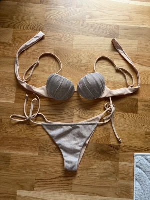 Calzedonia glittrig bikink - Superfin bikini från Calzedonia. Från förra årets kollektion, säljs ej mer. Överdelen har push i sig och skulle säga passar bäst en A- eller B-kupa (storlek 75B). Nederdelen är en xs/s, går att justera med banden. 💖