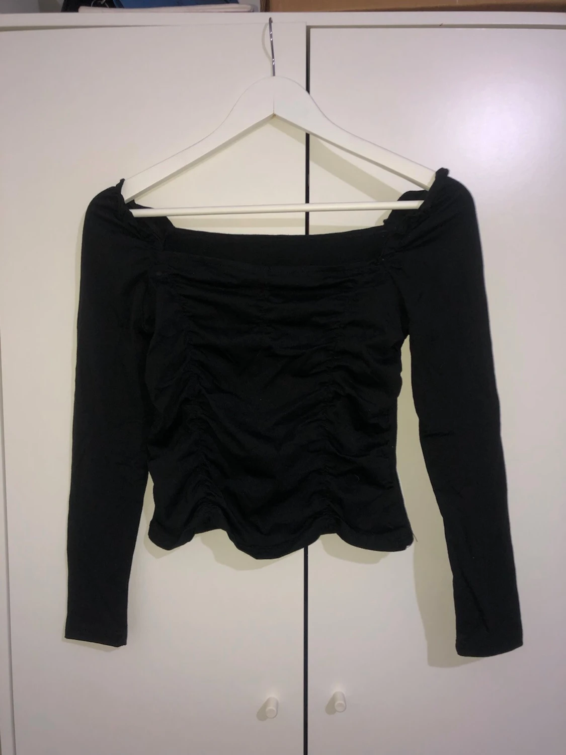 Svart off shoulder topp med rynk - 1
