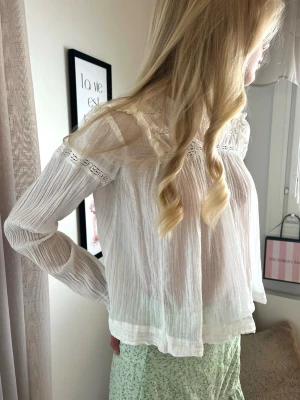 Vit spetsblus - Säljer en jättefin vit spetsblus🤍Lillasyster på bilden💞