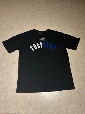 Svart Trapstar t-shirt med tryck - Tröjan är i storlek M fast det står S, tröjan är helt ny och är baggy 