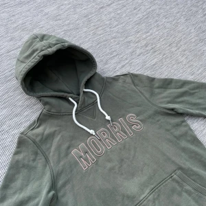 Morris hoodie - Säljer nu denna riktigt snygga Morris hoodie i mycket bra skick! Storlek: xs🤝 Skick: 9.5/10🌟 Hör gärna av er vid minsta lilla fundering, jag svarar gärna på frågor🙌