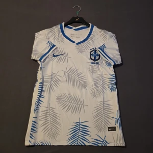 Brazil Jersey - Brazil Jersey nike Size S, perfekt till ett par jeans eller vardags plag! Byten funkar också!