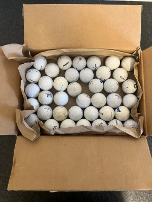 Florida mix 30 pack - En låda fylld med vita golfbollar från olika märken som Pinnacle, Spalding och Bridgestone. Bollarna har klassisk rund form och är tillverkade i slitstarkt material med dimple-mönster för bättre flygförmåga. Perfekt för dig som vill fylla på golfutrustningen. Pris kan diskuteras 