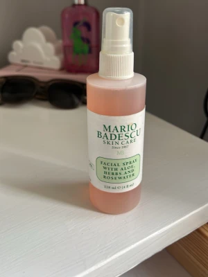 Mario Badescu Face Mist Aloe & Rosvatten - Fräsch face mist från Mario Badescu med aloe vera, örter och rosenvatten. Kommer i en genomskinlig plastflaska med spraymunstycke och ljusrosa vätska. Perfekt för att återfukta och pigga upp huden under dagen. ALDRIG ANVÄND!!