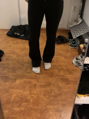 Svarta bootcut jeans från GinaTricot - Säljer ett par svarta bootcut jeans från GinaTricot. Jeans i storlek 36. Jeansen har en klassisk femficksmodell, hög midja och stretchigt material som sitter snyggt. Perfekta för dig som gillar en tidlös och clean look.