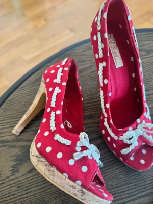 Prickiga klackskor - Super snygga röda prickiga klackar👠  Endast testade, så i princip ny! 11 cm klack