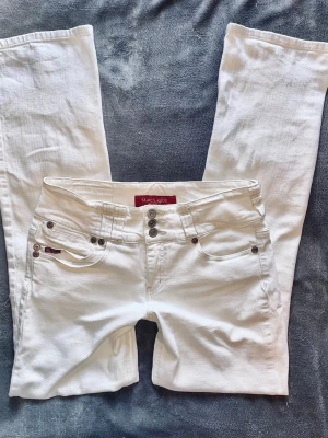 Lågmidjade bootcut jeans - Säljer ett par lågmidjade jeans i bootcut modell. Jättebra skick förutom några få ljusa fläckar vid fotändan som knappt syns (se bild). ❗️säljer fler Lågmidjade jeans!!   Midja: 38cm (rakt över) Innerbenslängd 82cm