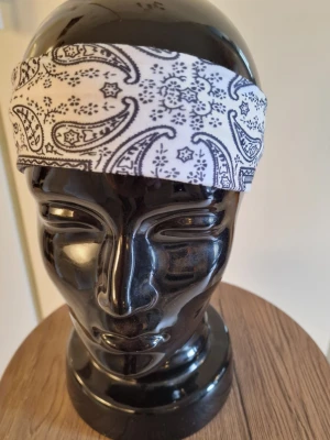 Bandanas/hårband - Bandanas/hårband  färgade. Elastisk. 23 cm bredd.6 cm hög. Trikåtyg. Elastisk. Andningsbar. Rynkfri. Polyester.