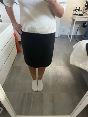 Mörkgrå pennkjol  - Mörkgrå pennkjol/knälång kjol, med en liten slits baktill💕