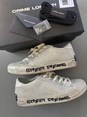 Crime London vita sneakers med stenar - Superfina skor från Crime London, i bra skick!! Får med kartong, skosnören och extra stenar.