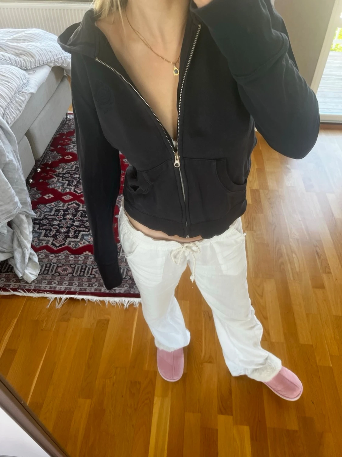 Mörkblå zip hoodie med brodyr - 2
