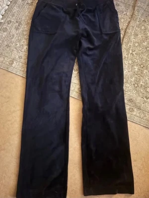 Mjukisbyxor i velour med raka ben - Säljer ett par mjuka och sköna mjukisbyxor i velour. Byxorna har raka ben, dragsko i midjan och stora fickor framtill. Finns i både svart och vitt, perfekta för chill dagar hemma eller när du vill vara bekväm men ändå se snygg ut.