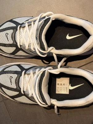 Nike air Pegasus  - Säljer nu dessa feta Nike air Pegasus i färg: vit, svart och silver. Skon är endast använd vid 1-2 tillfällen då det inte riktigt passade . Storlek: 43. Ny pris: 1400kr. Hör av dig vid frågor!🫡