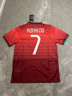 Portugal matchtröja Nike nr 7 - säljer denna snygga Portugal tröjan som har Ronaldo #7 på ryggen. 