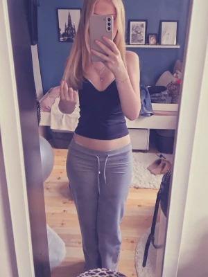 Grå utsvängda lågmidjade mjukisbyxor  - Säljer ett par gråa utsvängda lågmidjade mjukisbyxor. Mycket bra skick, knappt använda. Orginalpris 120kr💕