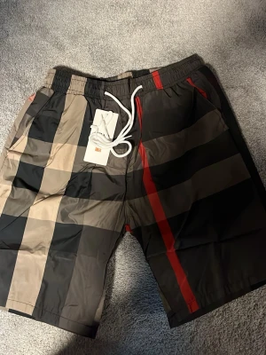 Burberry shorts - Säljer Nice Burberry shorts de är bad byxor och vanliga kan diskutera pris vid snabb affär Storlek S/m