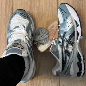 Asics gel kayano 14 - Säljer mina asic gel kayano 14 cream mettalic plum. Aldrig använd. Skorna fick jag av en släkting som present. Skorna kommer med box!
