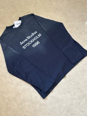 Acne Studios Long Sleeve  - Acne Studios Long Sleeve, i färgen mörkblå!