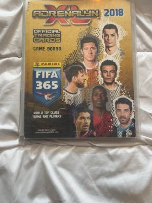 Panini FIFA 365 Adrenalyn XL 2018 - Säljer en fotbollsperm fylld med olika fotbollsspelare. Tog ej kort på alla man om man vill ha alla sidor av pärmen kan man höra av sig till mig. 