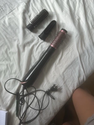 Varmluftsborste med tillbehör - Säljer denna värmluftsborste från Babyliss med tillbehör som gör så stylar håret sjukt fint. Köpt för 499, knappt använd, säljer för 250