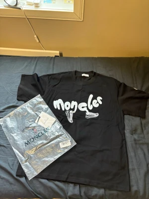 Moncler t shirt  - Tjena! Jag säljer denna t shirt eftersom den var en storlek för stor för mig. Jag tröttnade på att den bara låg och skräpade i garderoben, köpte den för 600kr, mitt pris: 249kr.