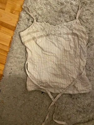 Gullig topp - Jätte gullig topp som man kan knyta och dra åt där bak🫶
