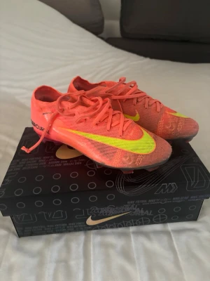 Nike Mercurial Vapor 16 Limited edition fotbollsskor - Säljer ett par Nike Mercurial Vapor 16 Limited Edition fotbollsskor i storlek 41. 