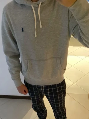 Polo Ralph Lauren hoodie - Säljer min oanvända polo Ralph Lauren i storlek L