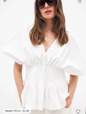 Vit blus - Jättefin elegant blus med indragen midja, aldrig använd med prislapp kvar