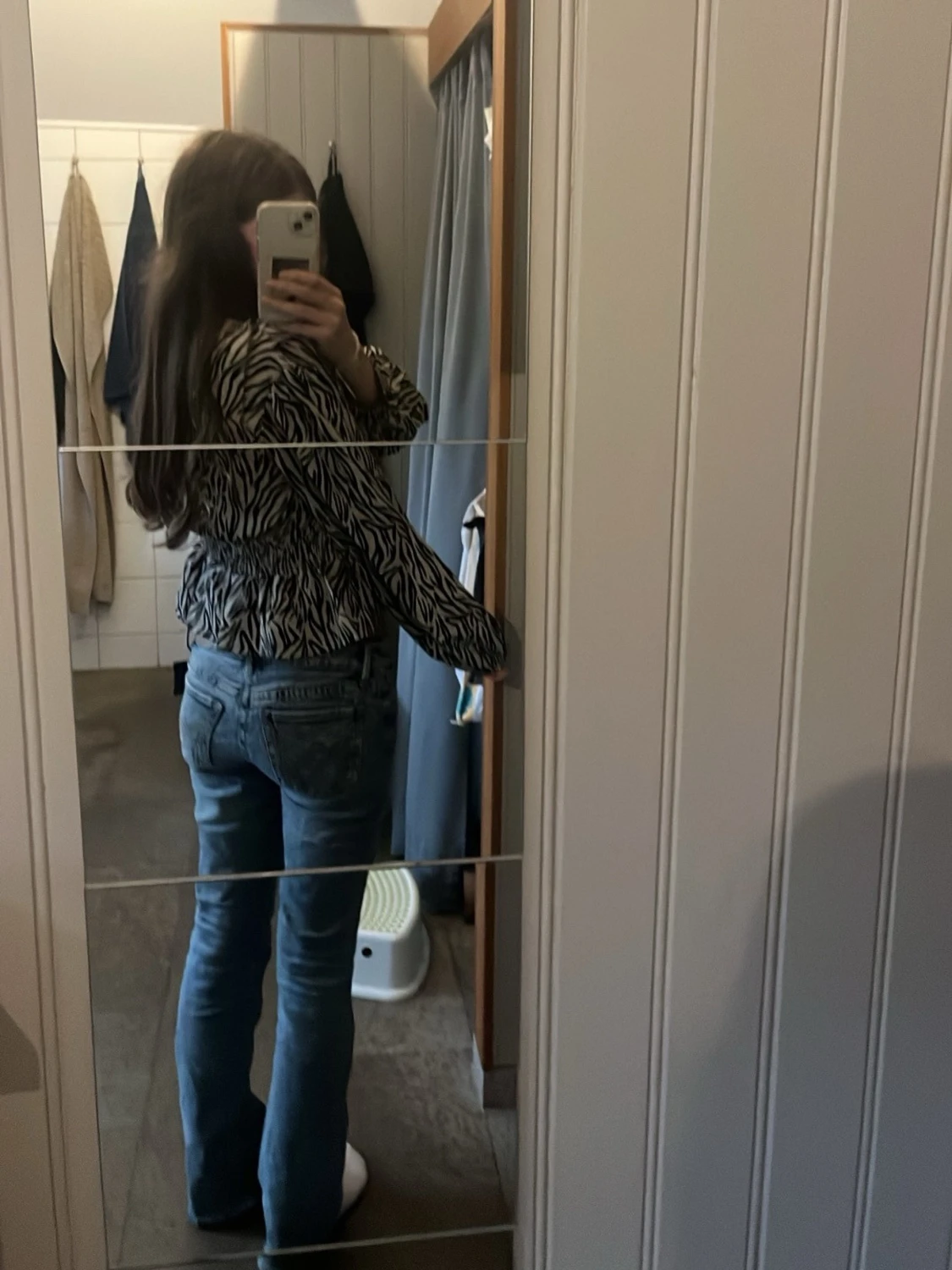 Blå bootcut jeans med slitning - 1