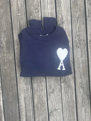 Mörkblå stickad tröja med hjärtdetalj - Ami Paris tröja, perfekt till hösten