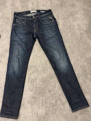Mörkblå replay jeans - REPLAY ANBASS SLIM FIT. Knappt andvända och pris kan diskuteras. W28 L30