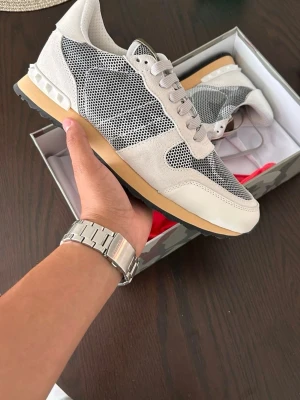 Rockrunners - Ett par Rockrunners i mycket fint skick, knappt använda. De är i storlek 41. Perfekta inför skolstarten! Låda medföljer även! Jag säljer de för 2049kr men kan gå ner i pris vid snabb affär! Hör av er vid frågor eller funderingar!