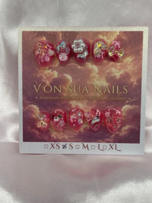 Fiori (S);ExtraShortAlmond  - Handgjorda press-on naglar i rosa med flera 3D-dekorationer som pärlor, blommor och glitterdetaljer. Naglarna har en extra kort mandel form och är dekorerade med söta figurer och metallicdetaljer för en unik look. Jelly gel! S: 15 mm, 11,5 mm, 12 mm, 11 mm, 9 mm 